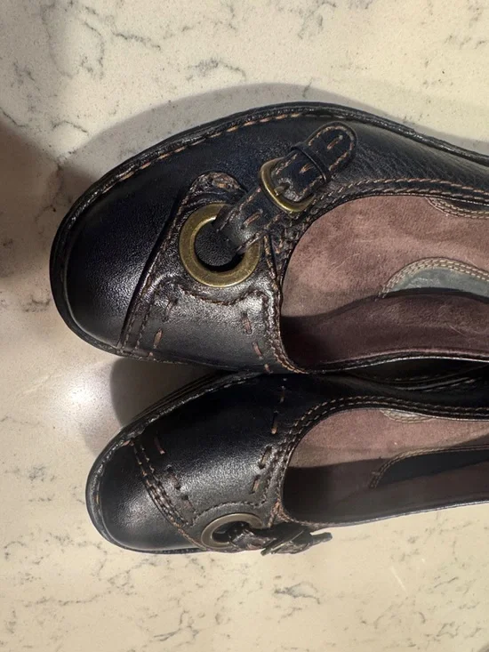 Clarks Women's Y2K Black Leather Ballet Flats with Brass Ring Buckle Accent - Picture 8 of 10